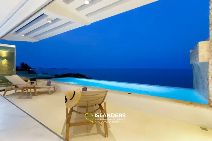 Villa de lujo de 3 habitaciones con piscina en el centro y vista al mar.