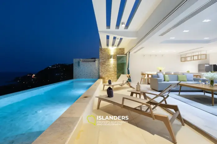 Villa de lujo de 3 habitaciones con piscina en el centro y vista al mar.
