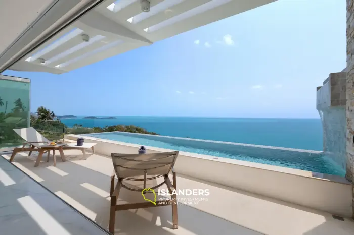 Villa de lujo de 3 habitaciones con piscina en el centro y vista al mar.
