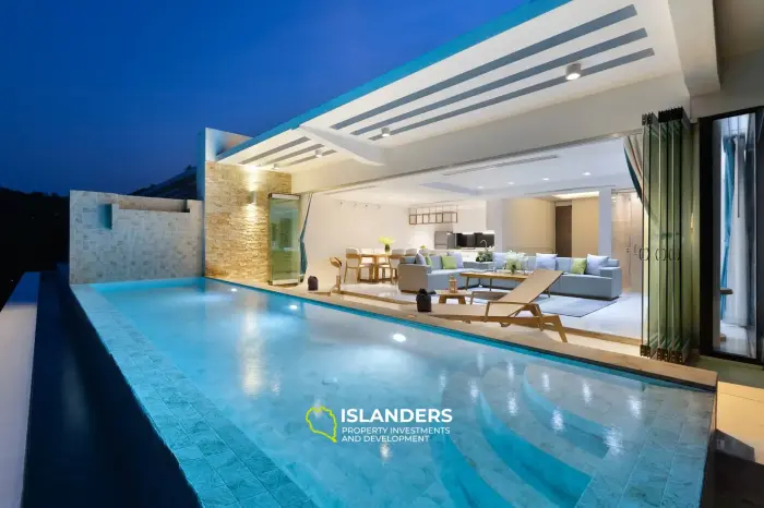 Villa de lujo de 3 habitaciones con piscina en el centro y vista al mar.