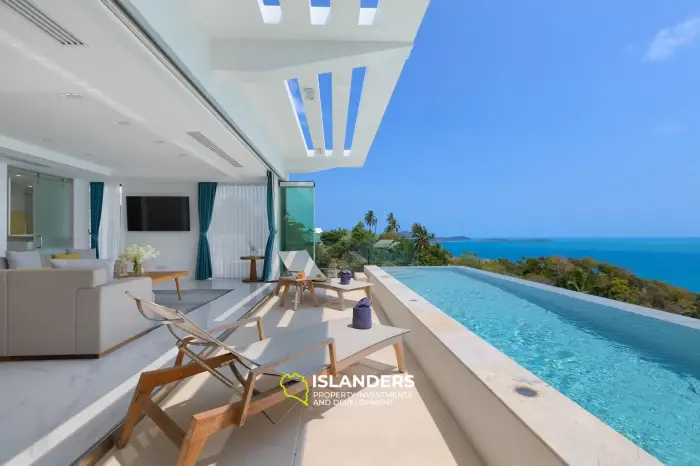 Villa de lujo de 3 habitaciones con piscina en el centro y vista al mar.