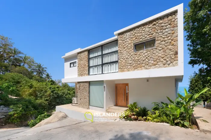 Villa de 5 habitaciones con piscina y vistas panorámicas al mar.
