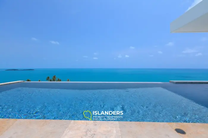 Villa de 5 habitaciones con piscina y vistas panorámicas al mar.