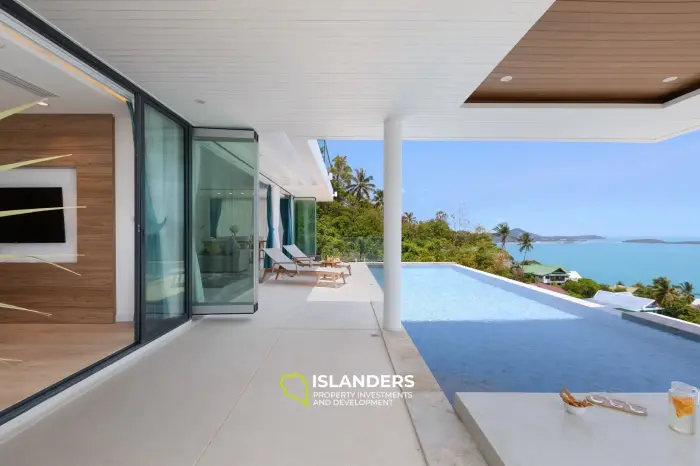 Villa de 5 habitaciones con piscina y vistas panorámicas al mar.