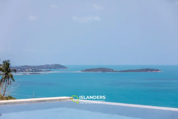 Villa de 5 habitaciones con piscina y vistas panorámicas al mar.