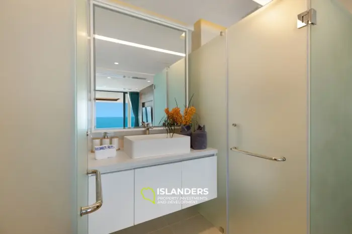 Villa de 5 habitaciones con piscina y vistas panorámicas al mar.