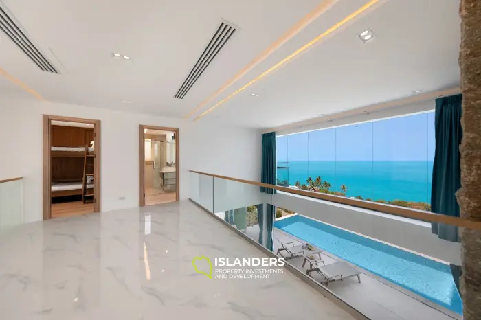 Villa de 5 habitaciones con piscina y vistas panorámicas al mar.