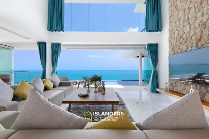 Villa de 5 habitaciones con piscina y vistas panorámicas al mar.