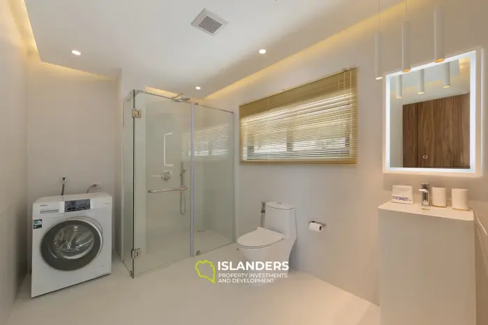 Villa de 5 habitaciones con piscina y vistas panorámicas al mar.