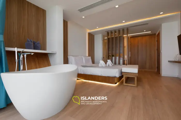 Villa de 5 habitaciones con piscina y vistas panorámicas al mar.