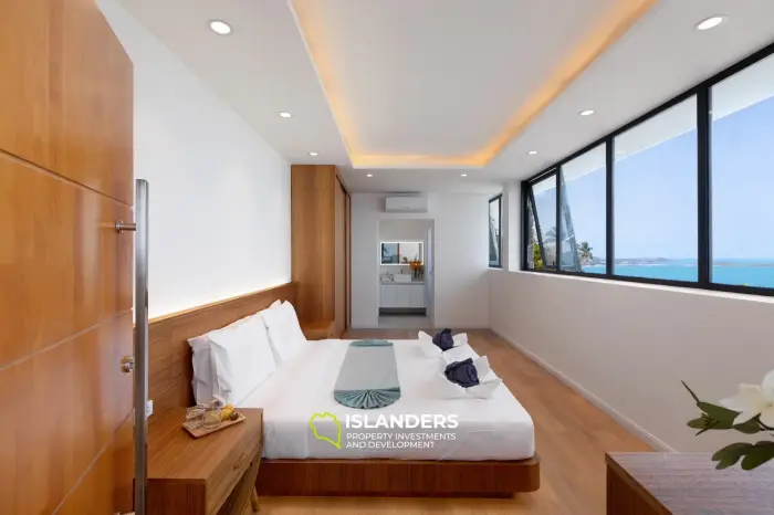 Villa de 5 habitaciones con piscina y vistas panorámicas al mar.
