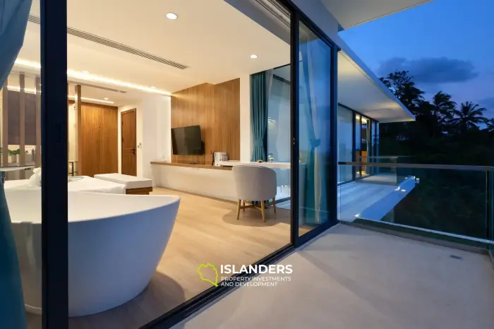 Villa de 5 habitaciones con piscina y vistas panorámicas al mar.