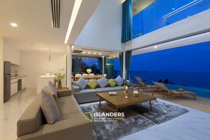Villa de 5 habitaciones con piscina y vistas panorámicas al mar.