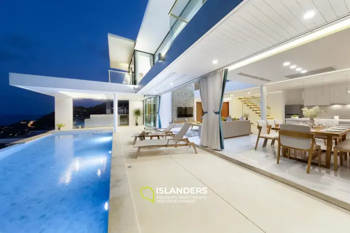 Villa de 5 habitaciones con piscina y vistas panorámicas al mar.