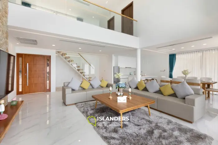 Elegante villa de 5 habitaciones con piscina y vistas al mar y a la montaña.