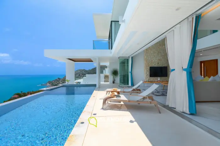 Elegante villa de 5 habitaciones con piscina y vistas al mar y a la montaña.