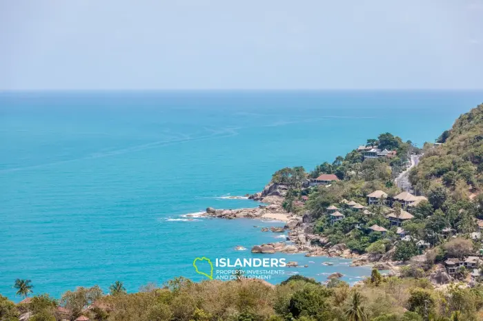 Elegante villa de 5 habitaciones con piscina y vistas al mar y a la montaña.