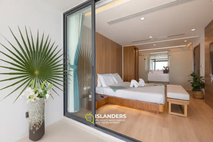 Elegante villa de 5 habitaciones con piscina y vistas al mar y a la montaña.