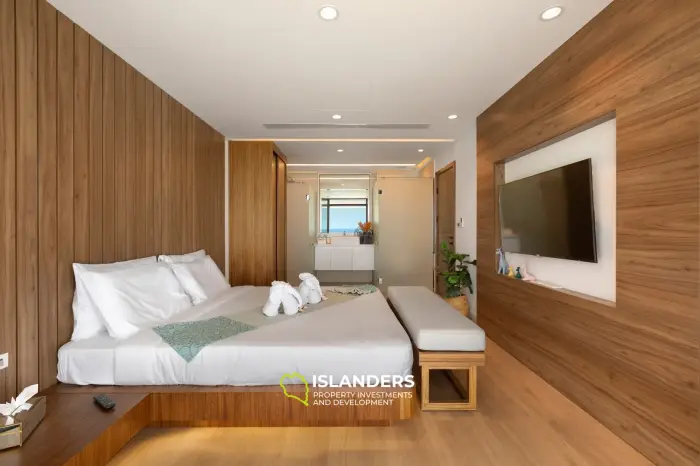 Elegante villa de 5 habitaciones con piscina y vistas al mar y a la montaña.