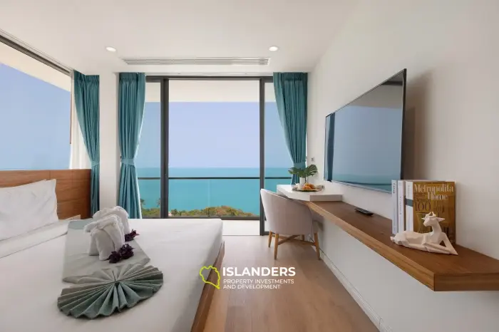 Elegante villa de 5 habitaciones con piscina y vistas al mar y a la montaña.