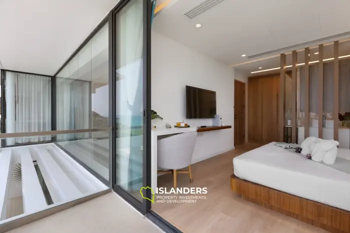 Elegante villa de 5 habitaciones con piscina y vistas al mar y a la montaña.