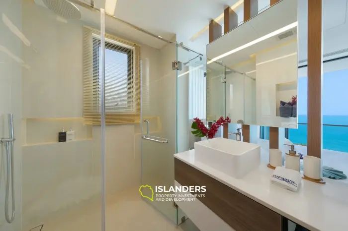Elegante villa de 5 habitaciones con piscina y vistas al mar y a la montaña.