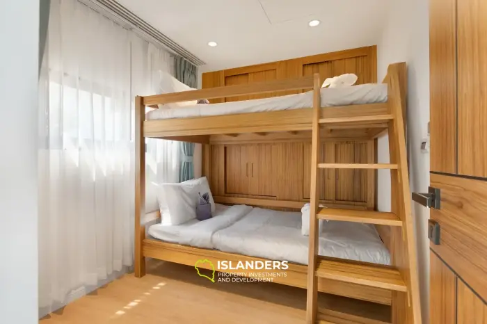 Elegante villa de 5 habitaciones con piscina y vistas al mar y a la montaña.