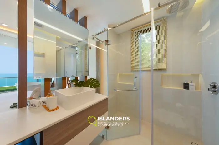 Elegante villa de 5 habitaciones con piscina y vistas al mar y a la montaña.