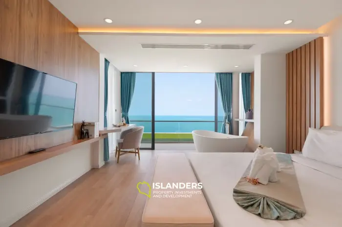 Elegante villa de 5 habitaciones con piscina y vistas al mar y a la montaña.