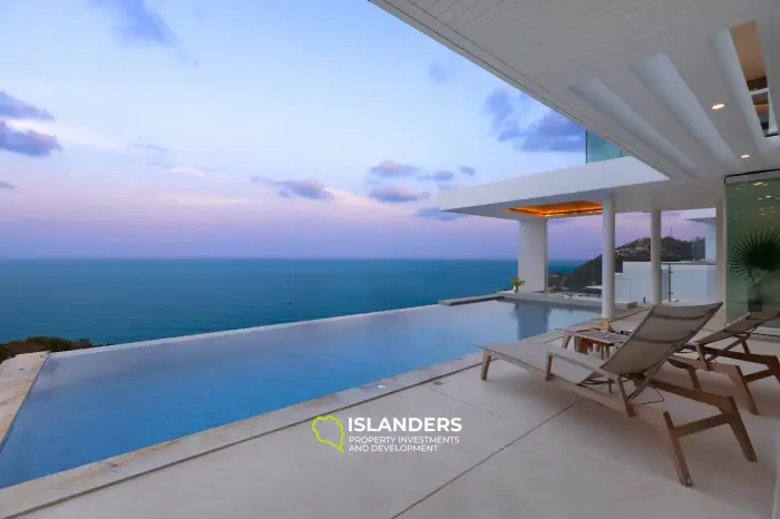 Elegante villa de 5 habitaciones con piscina y vistas al mar y a la montaña.
