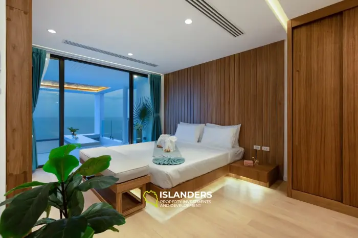 Elegante villa de 5 habitaciones con piscina y vistas al mar y a la montaña.