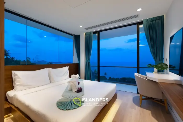 Elegante villa de 5 habitaciones con piscina y vistas al mar y a la montaña.