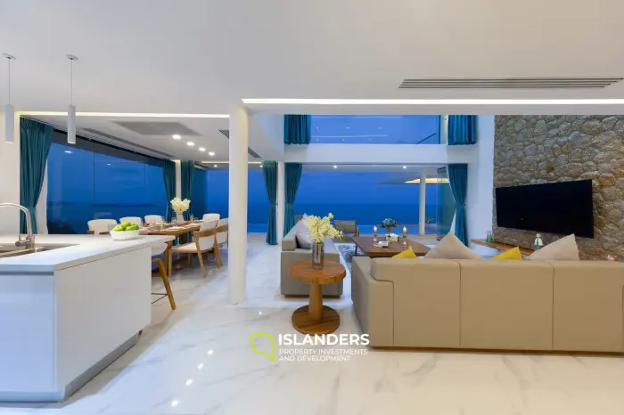 Elegante villa de 5 habitaciones con piscina y vistas al mar y a la montaña.