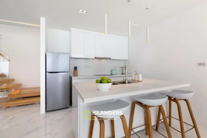 Elegante villa de 5 habitaciones con piscina y vistas al mar y a la montaña.
