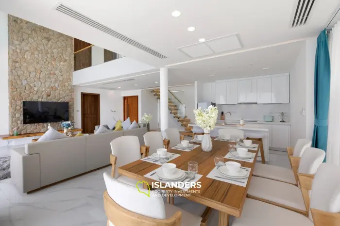 Elegante villa de 5 habitaciones con piscina y vistas al mar y a la montaña.