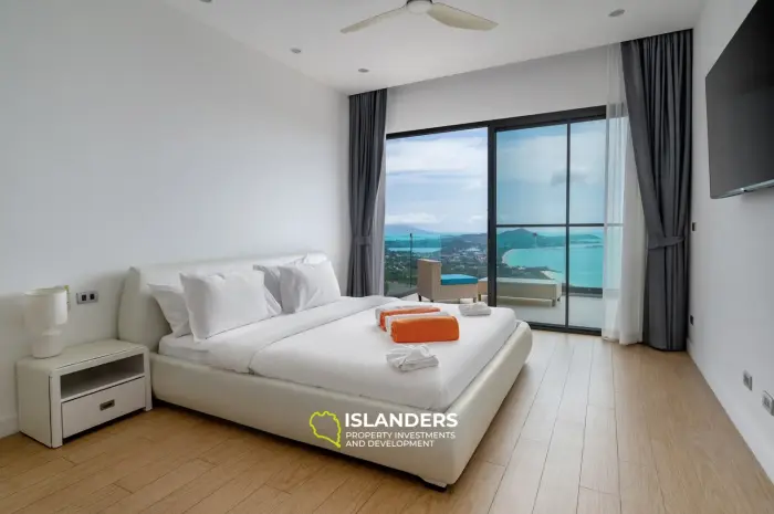 Villa con piscina de 3 habitaciones con vista al mar y gran terreno.