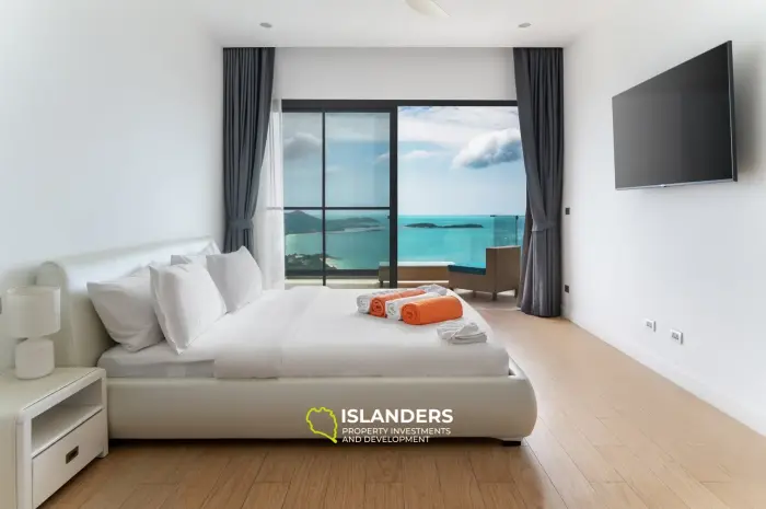 Villa con piscina de 3 habitaciones con vista al mar y gran terreno.
