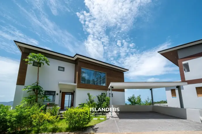 Villa con piscina de 3 habitaciones con vista al mar y gran terreno.