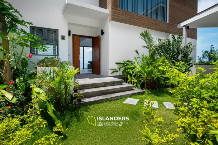 Villa con piscina de 3 habitaciones con vista al mar y gran terreno.