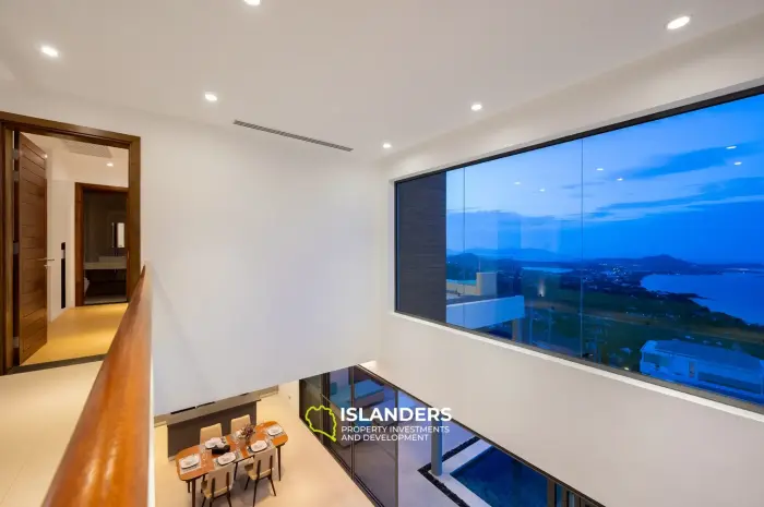 Villa con piscina de 3 habitaciones con vista al mar y gran terreno.