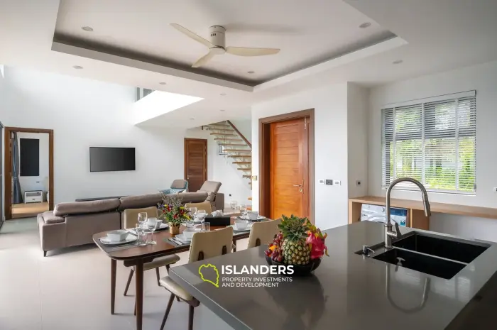 Villa con piscina de 3 habitaciones con vista al mar y gran terreno.