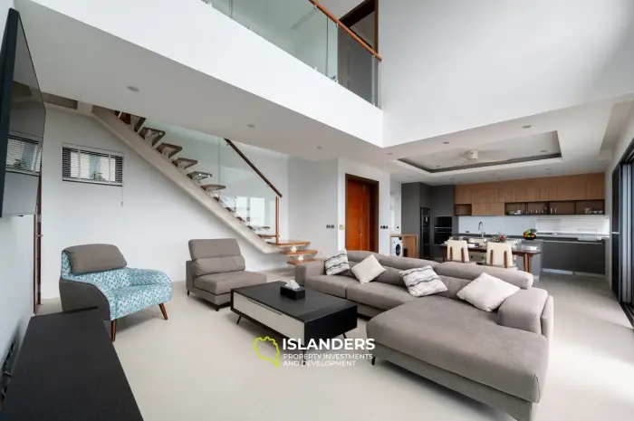Villa con piscina de 3 habitaciones con vista al mar y gran terreno.