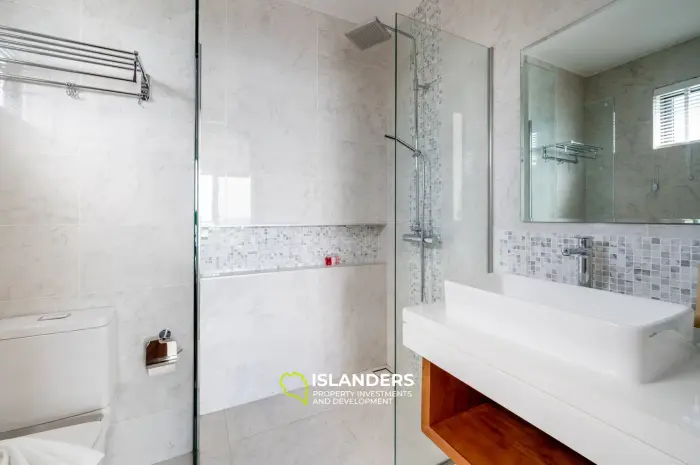 Villa con piscina de 3 habitaciones con vista al mar y gran terreno.