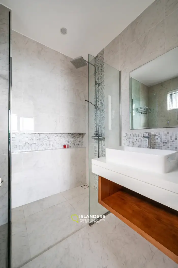 Villa con piscina de 3 habitaciones con vista al mar y gran terreno.