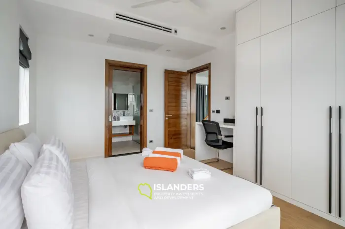Villa con piscina de 3 habitaciones con vista al mar y gran terreno.