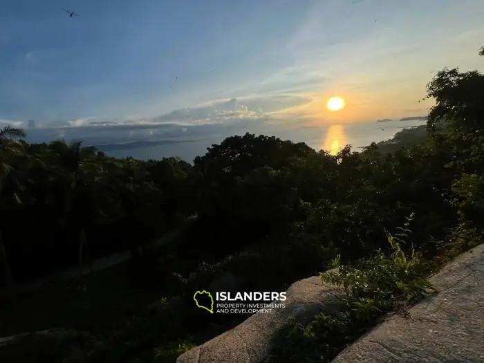 Erstaunliches Land mit Meerblick auf der Sonnenuntergangsseite.
