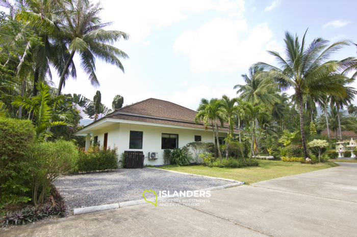 Geräumige 3-Zimmer-Villa mit Pool, großem Balkon und Wohnzimmer.