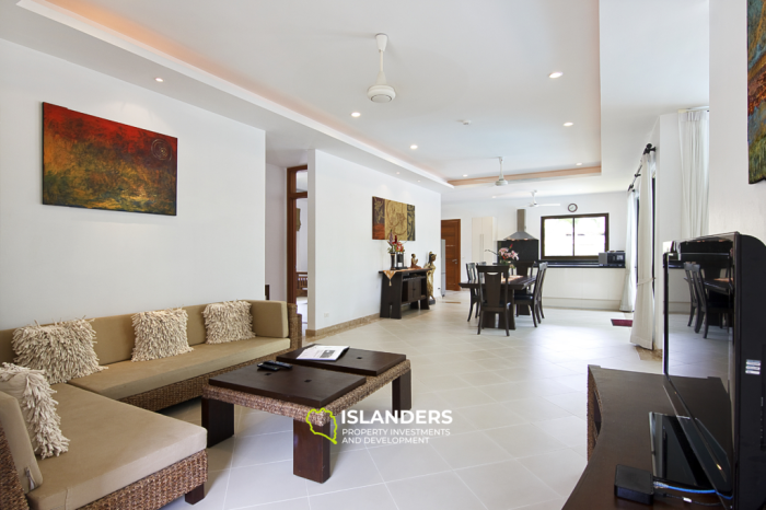 Geräumige 3-Zimmer-Villa mit Pool, großem Balkon und Wohnzimmer.