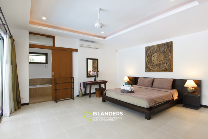 Geräumige 3-Zimmer-Villa mit Pool, großem Balkon und Wohnzimmer.