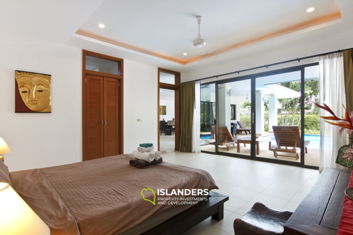 Geräumige 3-Zimmer-Villa mit Pool, großem Balkon und Wohnzimmer.